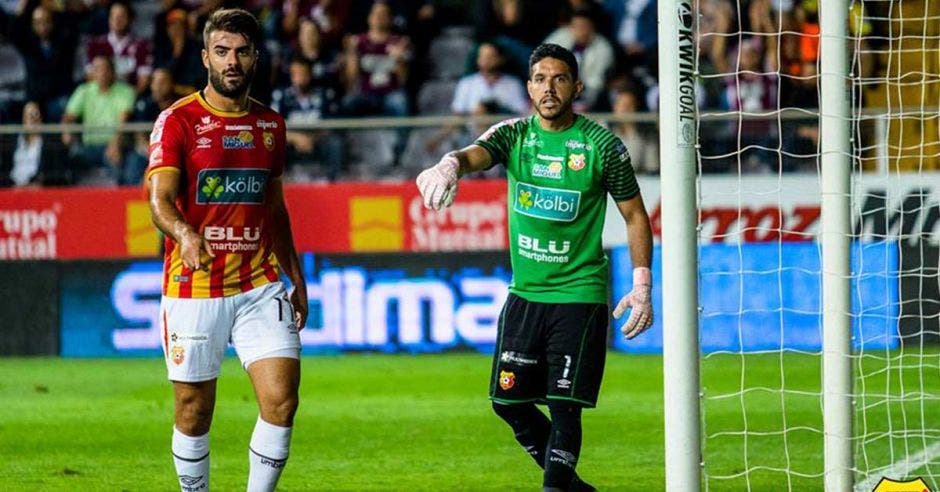 Aparecen Aldo Magaña, anotador del segundo gol en el juego de ida, y Leonel Moreira, arquero figura del herediano en un partido en el Ricardo Saprissa. Foto tomada del Facebook del Club Sport Herediano/ La República