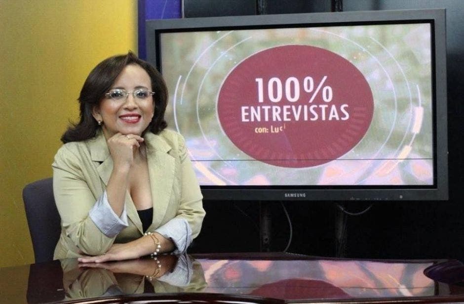 Lucía Pineda posa en 100% noticias junto a una pantalla