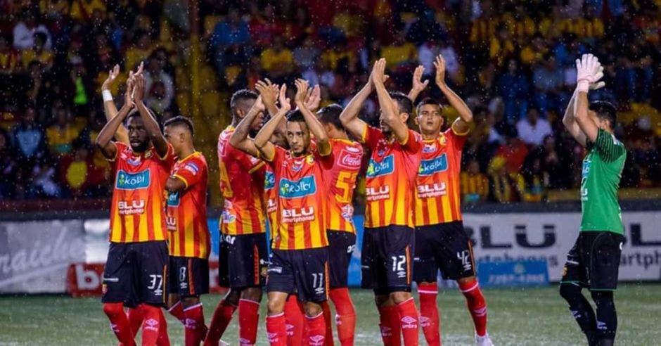 Los jugadores de Herediano celebran la victoria