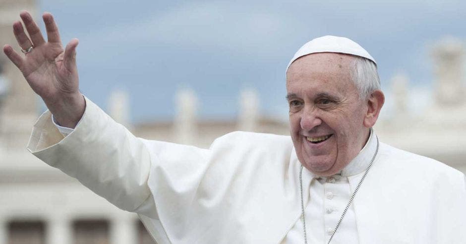 El papa Francisco saluda a los fieles