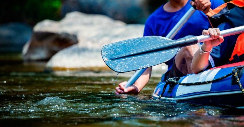 personas en una balsa de rafting