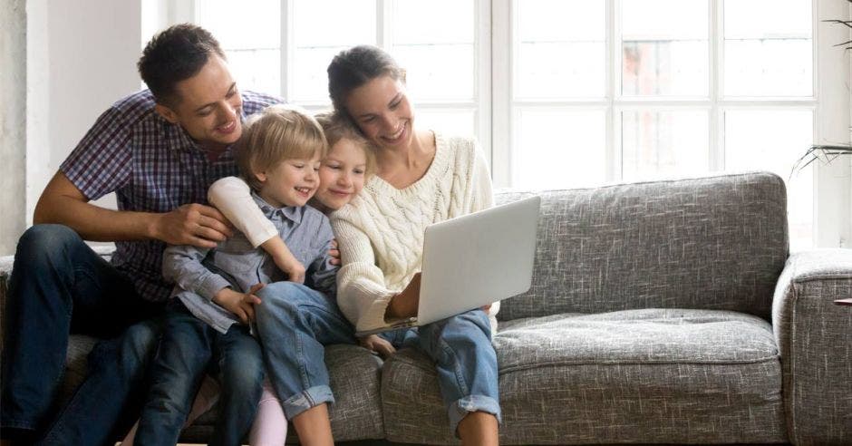 Una familia usa una computadora