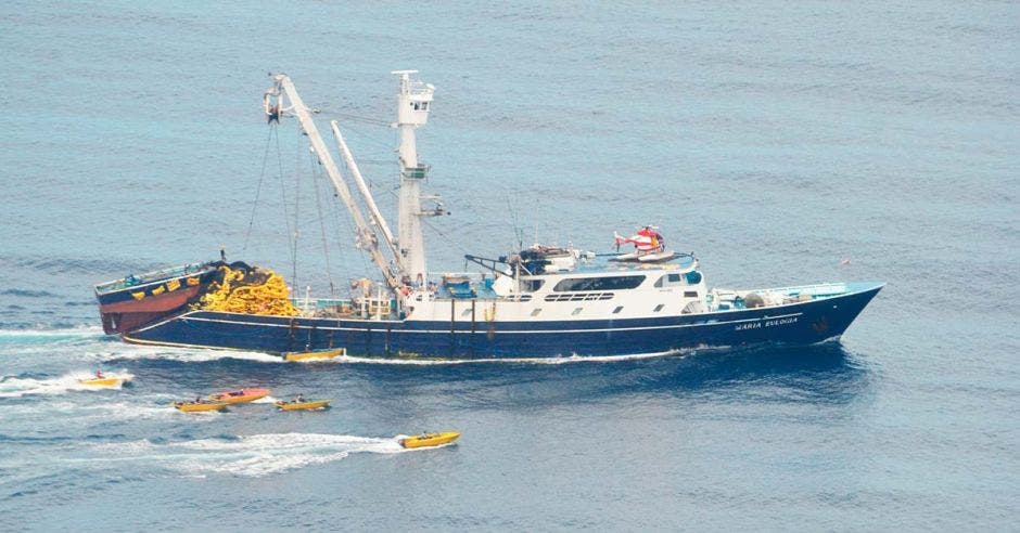 Un barco atunero pesca en altamar