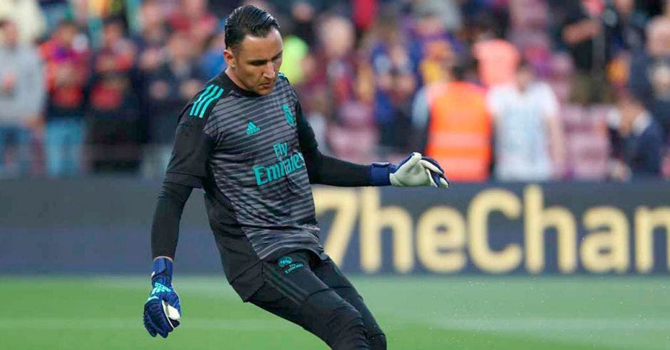 Keylor Navas hace un pase con borde interno