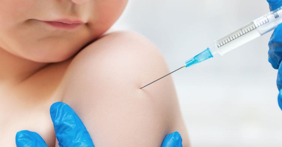 Menor siendo vacunado contra el sarampión