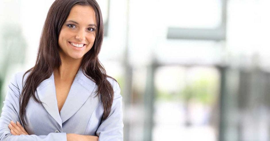 Una mujer sonriente