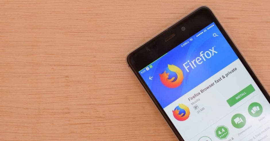 Un celular con Firefox abierto y correindo
