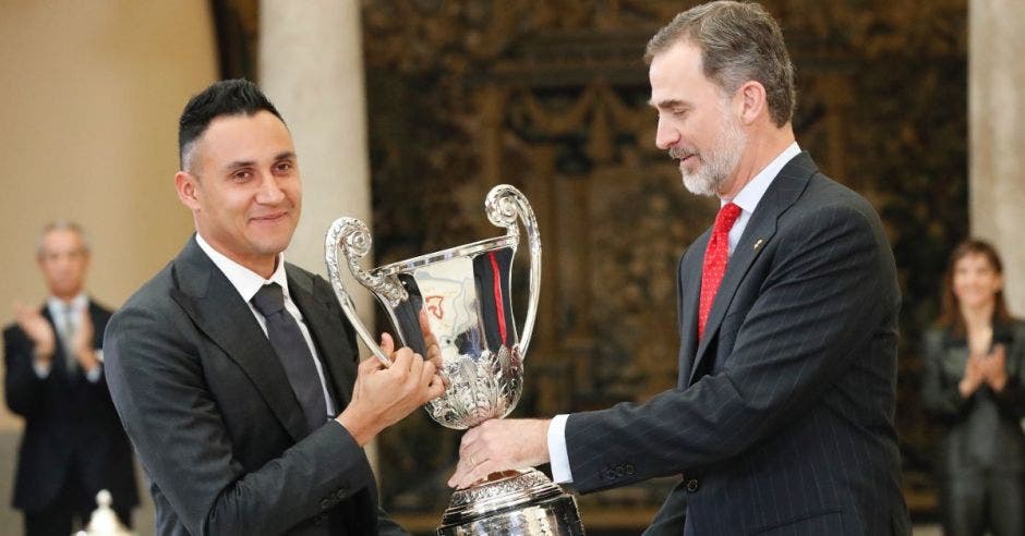 El rey Felipe VI entrega el Premio al Mejor Deportista Iberoamericano del año al costarricense Keylor Navas. Foto tomada de la página oficial de la Casa Real de España/La República