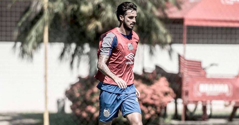 Bryan Ruiz no ha tenido un buen paso por el Santos de Brasil. Santos FC/La República