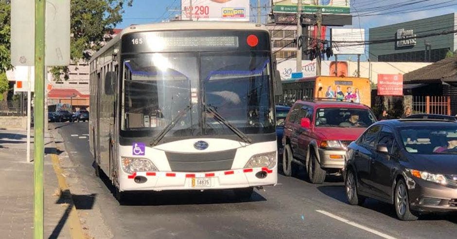 un bus en el carril exclusivo