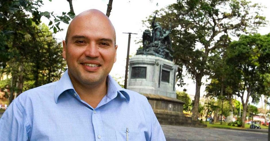 Edgrado Araya posa en el parque nacional