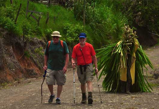 George Horbein (rojo) caminó junto a un cargador de caña en su recorrido. Cortesía El Camino de Costa Rica/La República