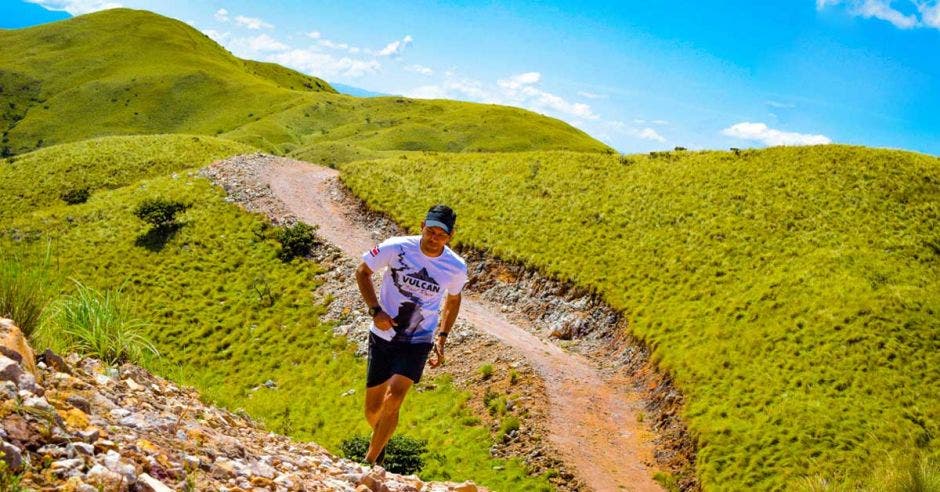 Correr por Cerro Pelado es el principal llamativo de los cientos de participantes. Cortesía O´s Adventures/La República