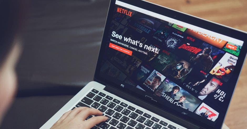 Una computadora con Netflix reproduciéndose