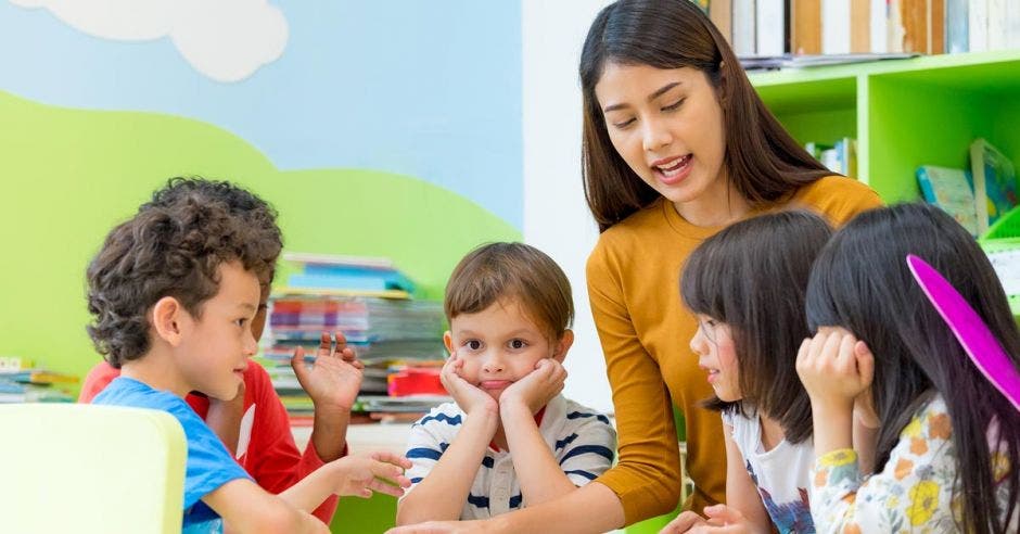 Educadora de preescolar con sus alumnos