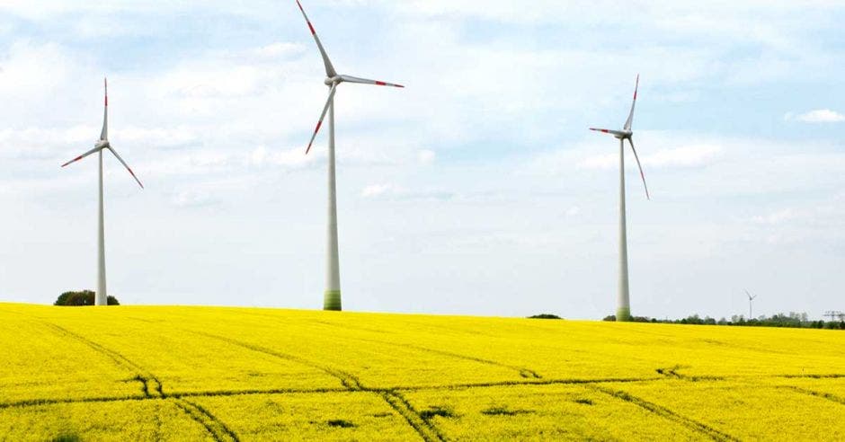 Unos molinos de viento metálicos