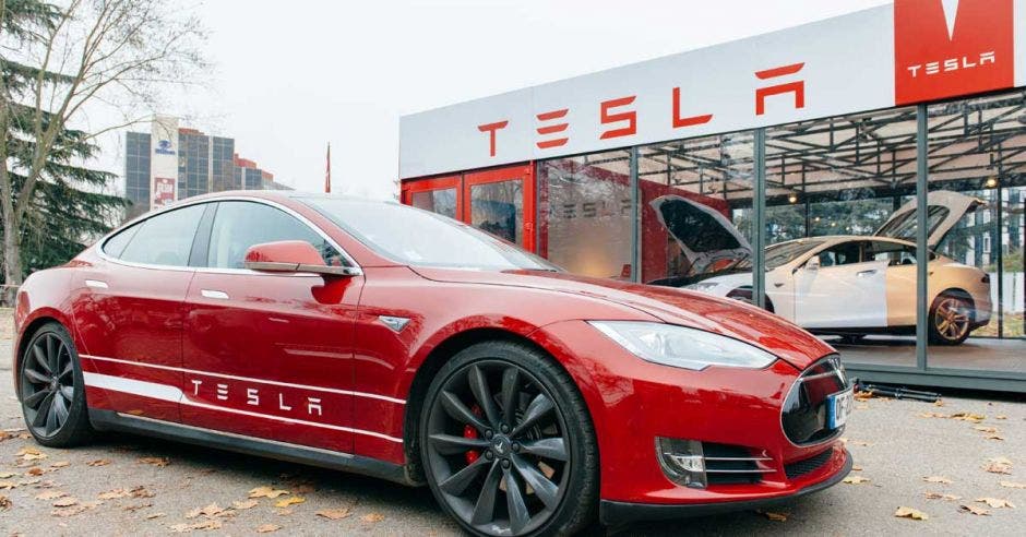 El Tesla Model S de 100 kilovatios hora será ahora el sedán más económico