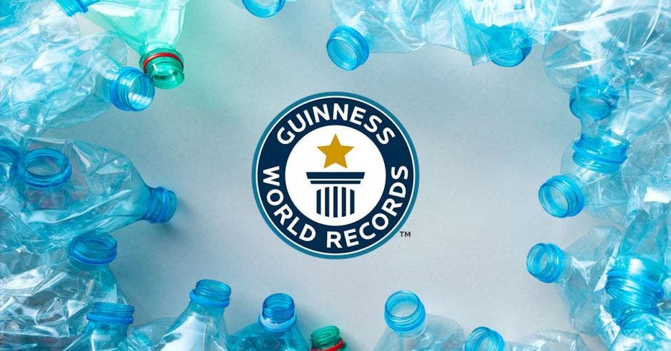 El logo de récord Guiness en medio de botellas plásticas