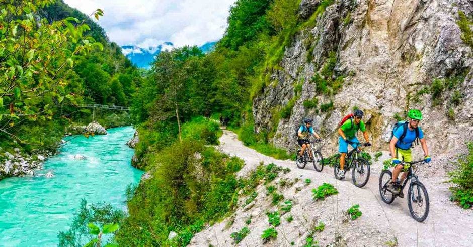 Los ríos con aguas de color turquesa acompañan a los ciclistas en diferentes tractos. Cortesía Trans Dinárica/La República