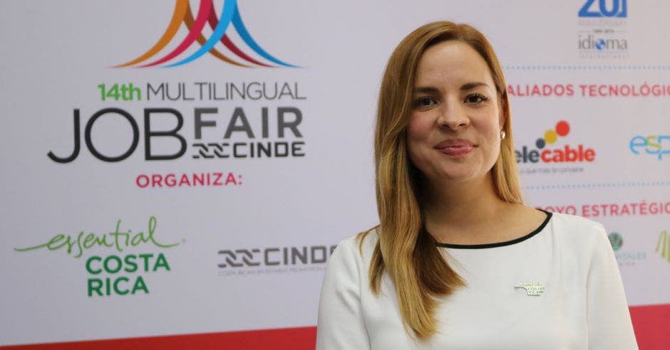 Diana Salazar de Cinde posa junto a uno de los banners de la actividad