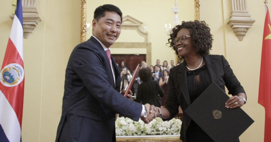 El Embajador Tang Heng con Epsy Campbell, vicepresidenta de Costa Rica.