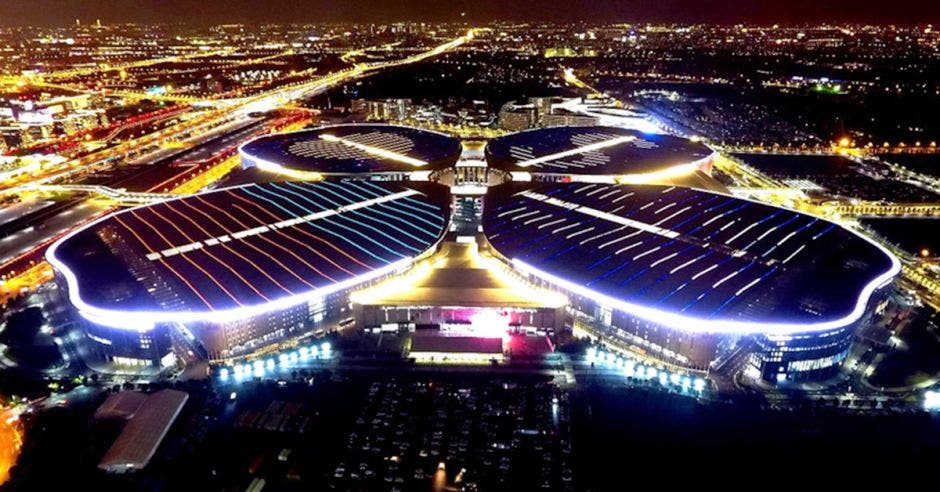 El Centro Nacional de Convenciones y Exhibiciones en Shanghai ofreció unos 500.00 metros cuadrados para la Exposición Internacional de Importación de China.