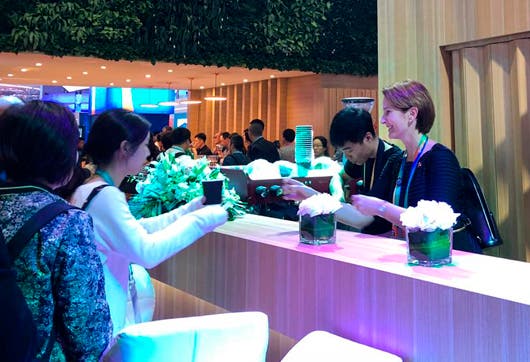 La Ministra sirviendo café en la Exposición Internacional de Importación de China.