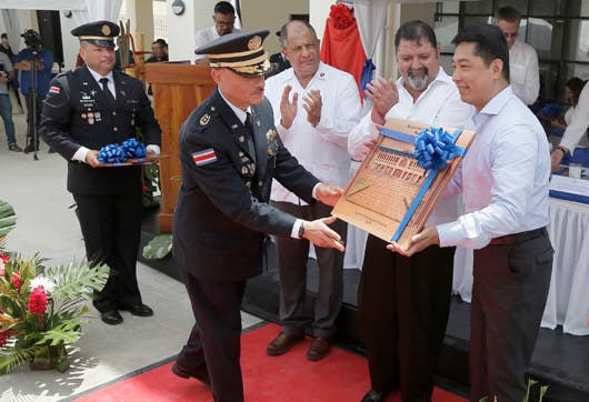 El Embajador Tang Heng entregando la Academia Nacional de Policía al entonces presidente Luis Guillermo Solís.