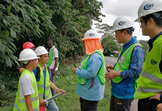 Obreros chinos y costarricenses trabajando en la Ruta 32 entre Río Frío y Limón.