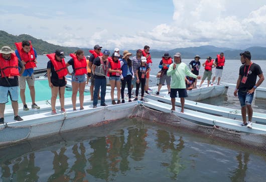 Expertos chinos y pescadores costarricenses trabajan juntos para mejorar técnicas de pesca en Costa Rica.