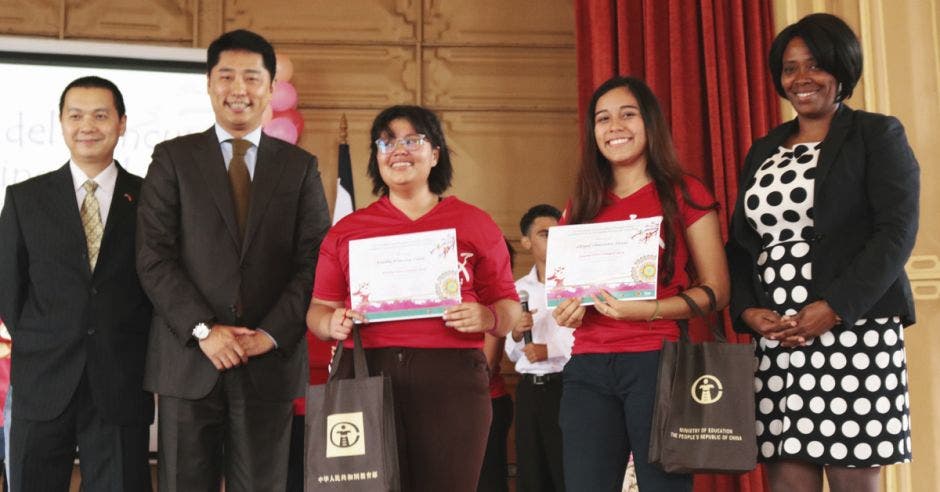 El Embajador Tang Heng con los ganadores del concurso Puente Chino Colegial.