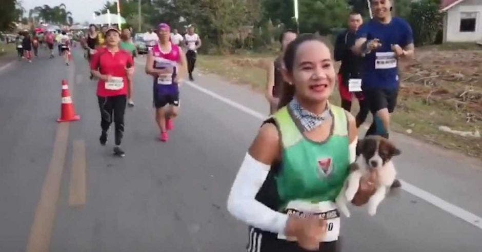 “Tomó mucho tiempo llevar al perro para chequeos, vacunas y tratamientos, pero me alegra salvarlo y estar dispuesta a tenerlo con mi familia", señaló la corredora tailandesa.