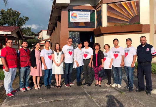 Integrantes de le Asociación Gran Amor China-Costa Rica con miembros de la Cruz Roja.