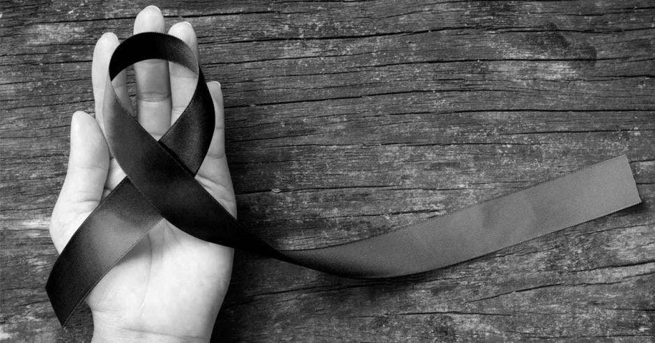 Lazo negro en solidaridad con las muertes por cáncer