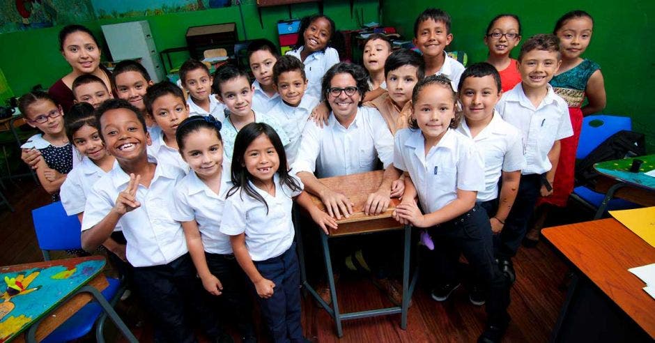 Édgar Mora, ministro de Educación acompañado de estudiantes