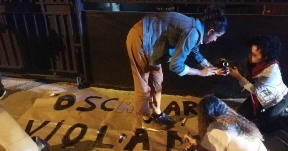 Un grupo de mujeres pinta una pancarta