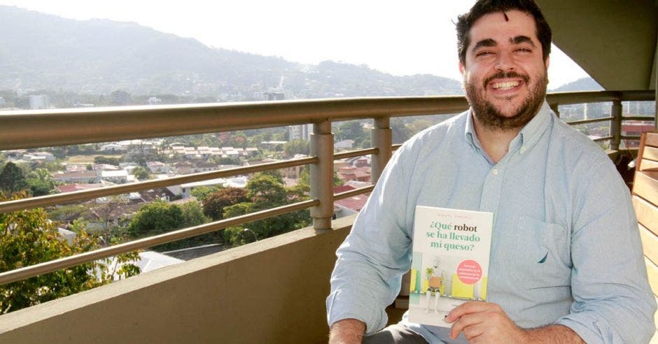 Rafael Tamames sostiene un libro