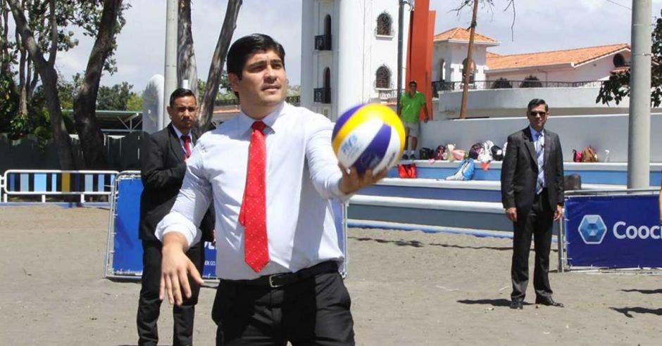 El mandatario Carlos Alvarado aprovechó para jugar voleibol en la inauguración de las nuevas canchas en La Sabana. Icoder/La República