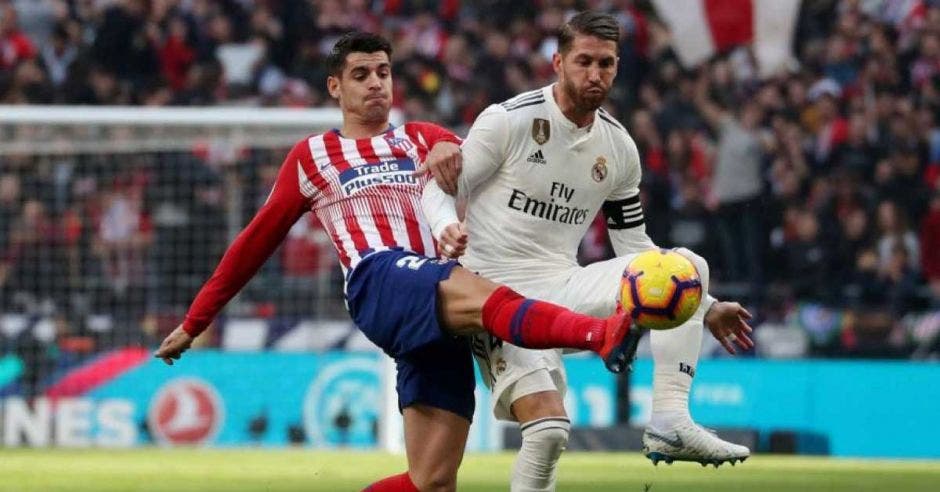 Sergio Ramos anotó de penal el empate del Madrid. En la foto marca a su excompañero, Álvaro Morata. Agencias/La República