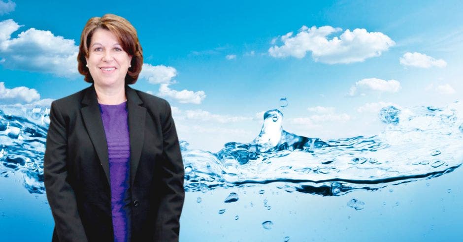 Yamileth Astorga sobre un fondo de agua