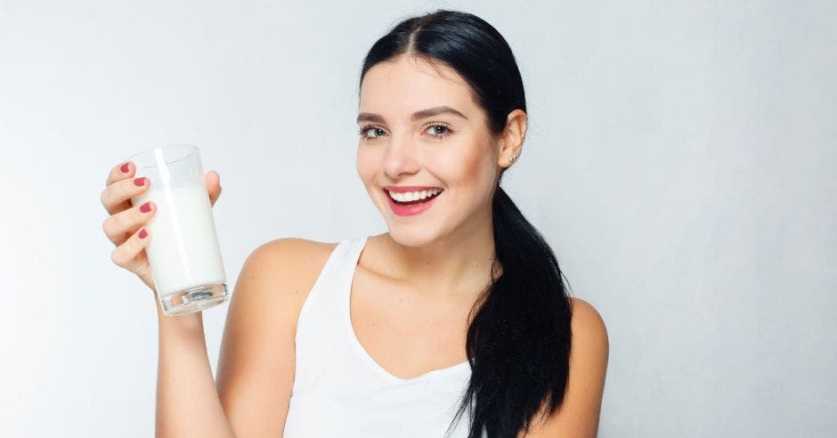 Una mujer disfruta de un vaso de leche