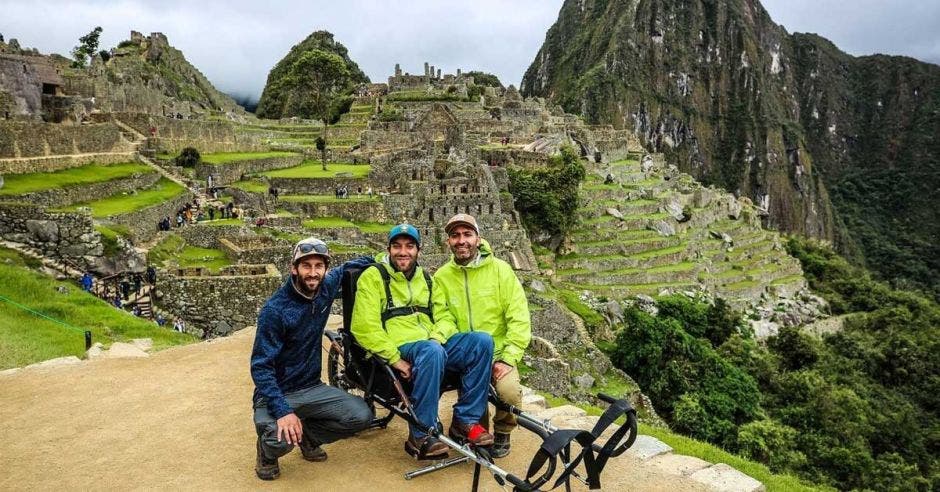 Álvaro Silberstein, en la silla monorueda con la que ofrece paseos inclusivos por Machu Picchu y otros parques nacionales. Wheel the World/La República