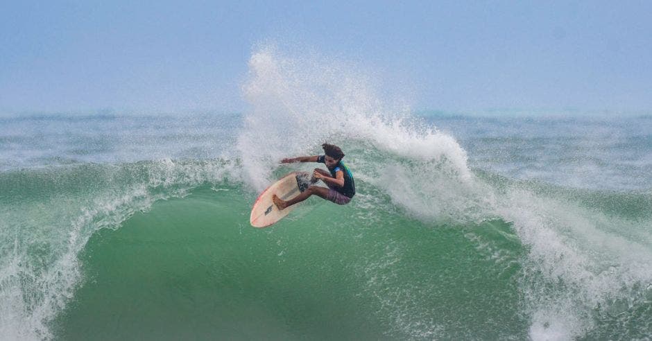 El surf ha colocado a Costa Rica en el mapa de extranjeros que deciden invertir en el país, a la vez que produce nuevo talento. Cortesía Fedesurf/La República
