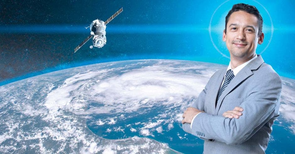 Carlos Alvarado posa junto a un satélite