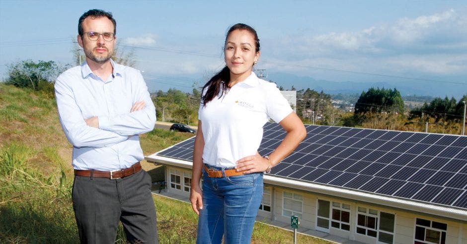 Karen Tat, directora ejecutiva de Acesolar, junto a Carlos Meza, presidente de la organización