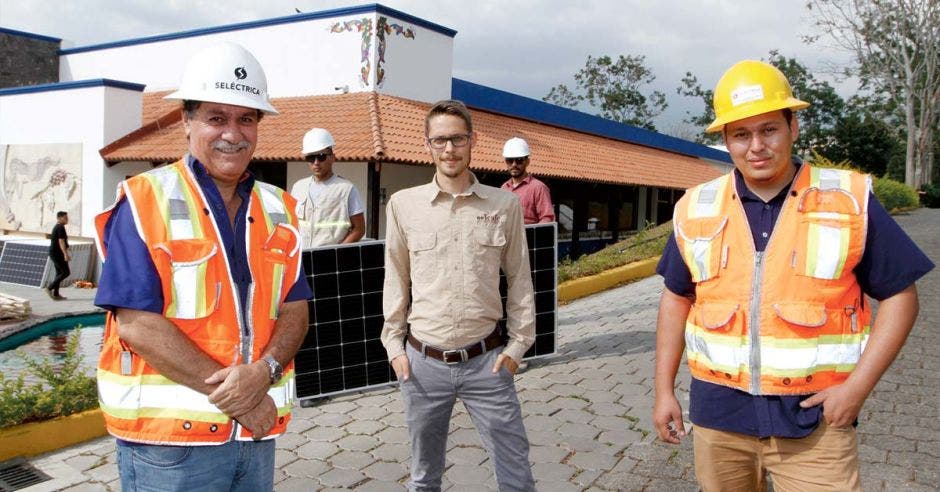 De izquierda a derecha el ingeniero Mariano Solís, gerente general de Seléctrica, David Ortiz, encargado de Comunicación de Icafé y Luis Carlos Salas, ingeniero de Seléctrica.