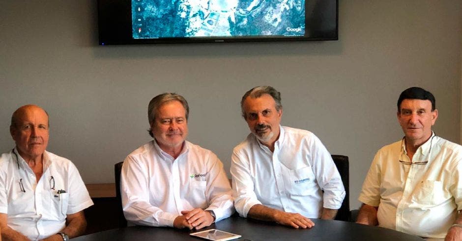 Jan Borchgrevink, CEO de ReFeel Costa Rica, junto con los fundadores de Natural Partners, hnos. Ricardo, Ronald, y Eduardo Gurdián Marchena;  en la formalización de los acuerdos para proceder a la fase de construcción y operación del PSF Valle Escondido I.