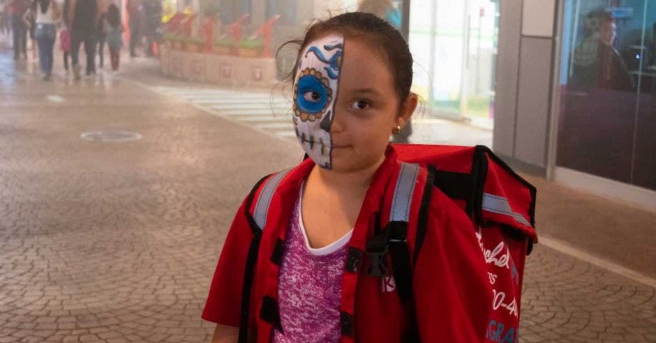 Una niña con la cara pintada