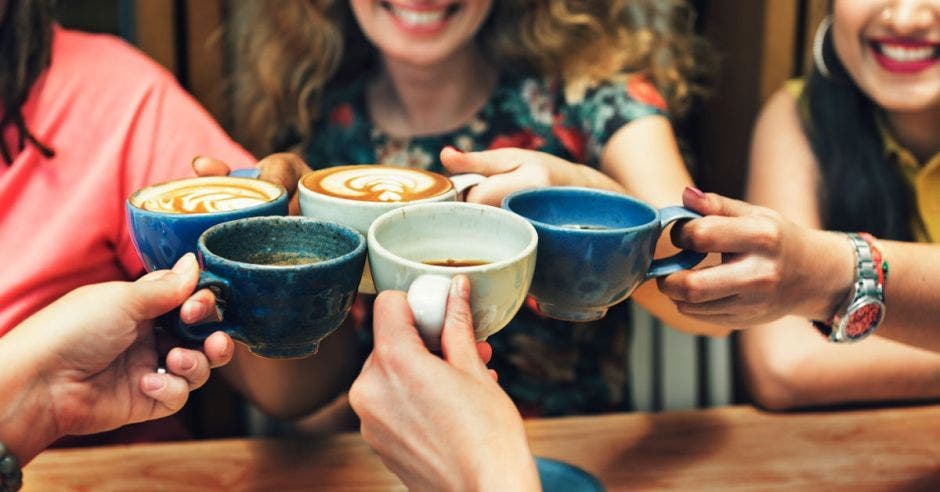 Mujeres tomando café