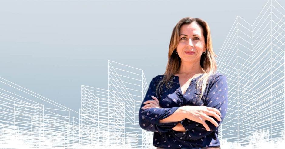 Tatiana Argeudas posa con un edificio de fondo